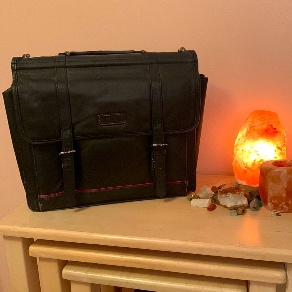Vintage TARGUS Leather Unisex briefcase.